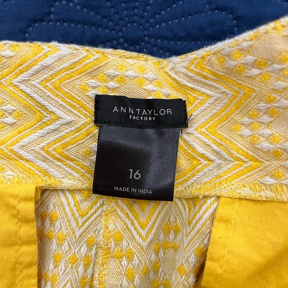 Yellow and white patterned Ann Taylor women’s shorts size 16. - Picture 3 of 5